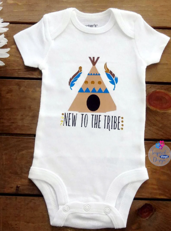 Baju bayi dengan motif tribal atau etnik